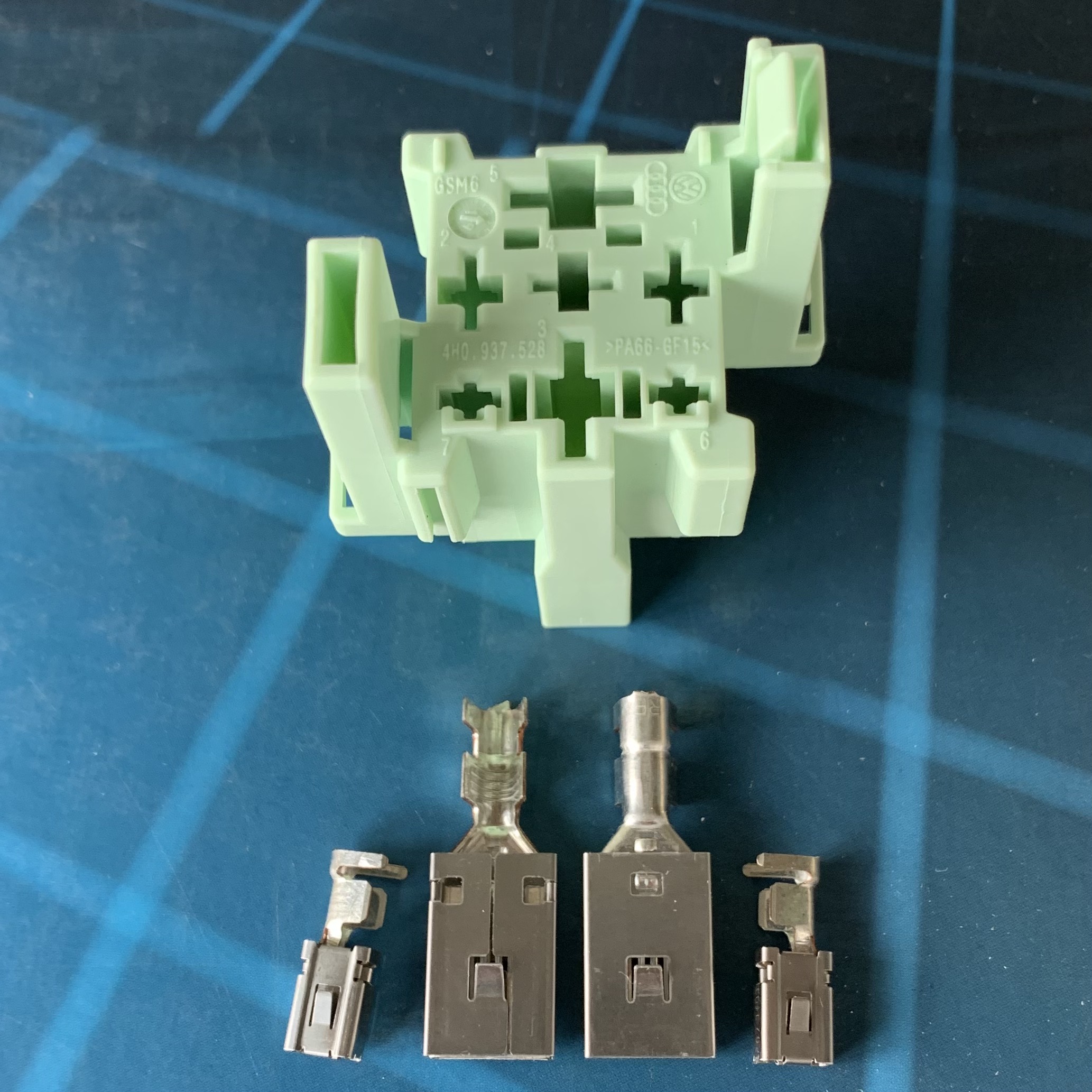 AUDI VW 4H0937528 Разъём (без провода) 4 pin для реле 70A оригинал