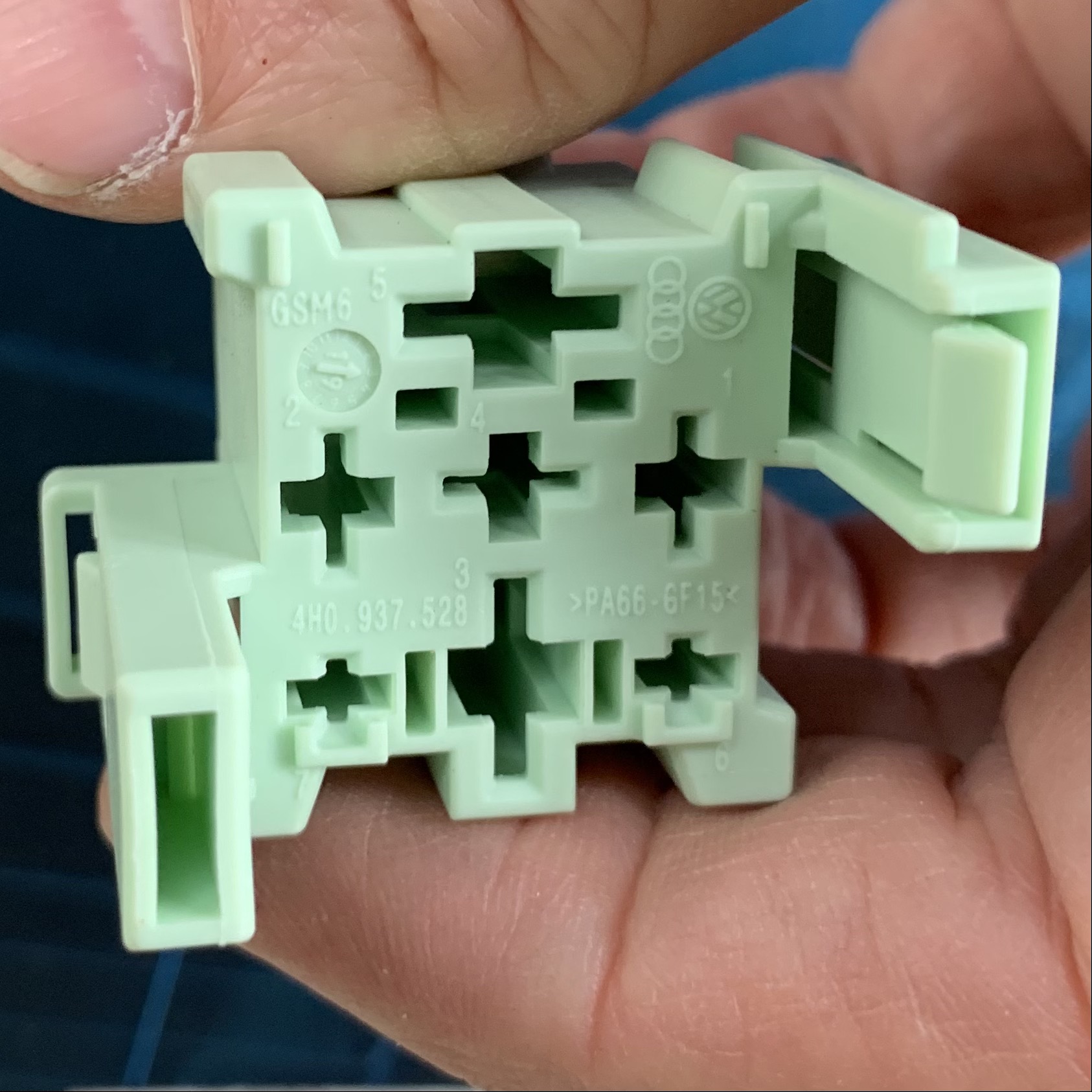 AUDI VW 4H0937528 Разъём (без провода) 4 pin для реле 70A оригинал