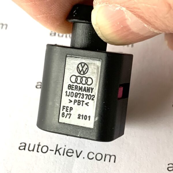 AUDI VW 1J0973702 разъём 2 pin 1.5 mm GERMANY оригінал