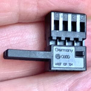 AUDI VW 01-3C0725-020 вставка для роз’єма 3С0972725 GERMANY оригінал нове