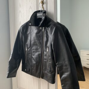 Куртка для девочки рост 140 см кожзам б/в